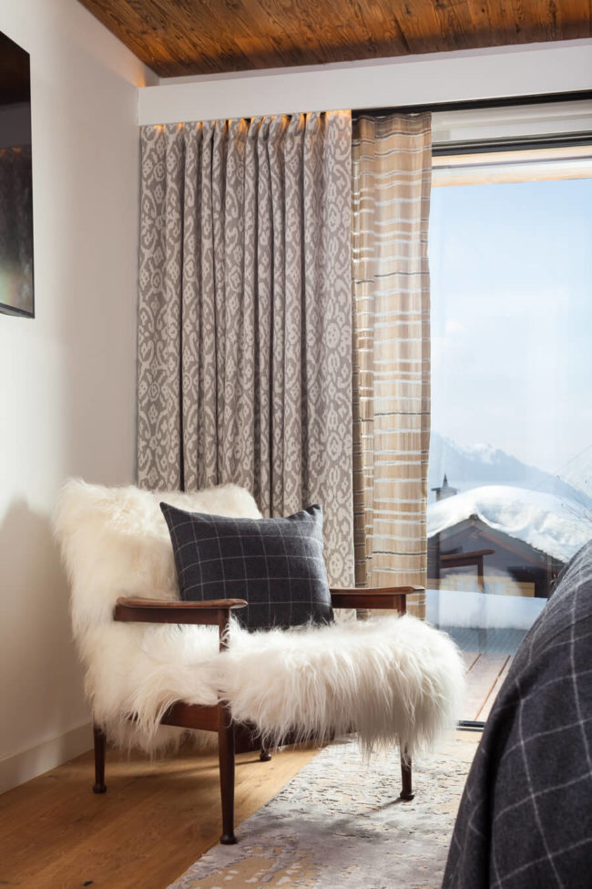 Verbier_Ski_Chalet_Interiors_Bed_Room_Fur_Chair-650x975